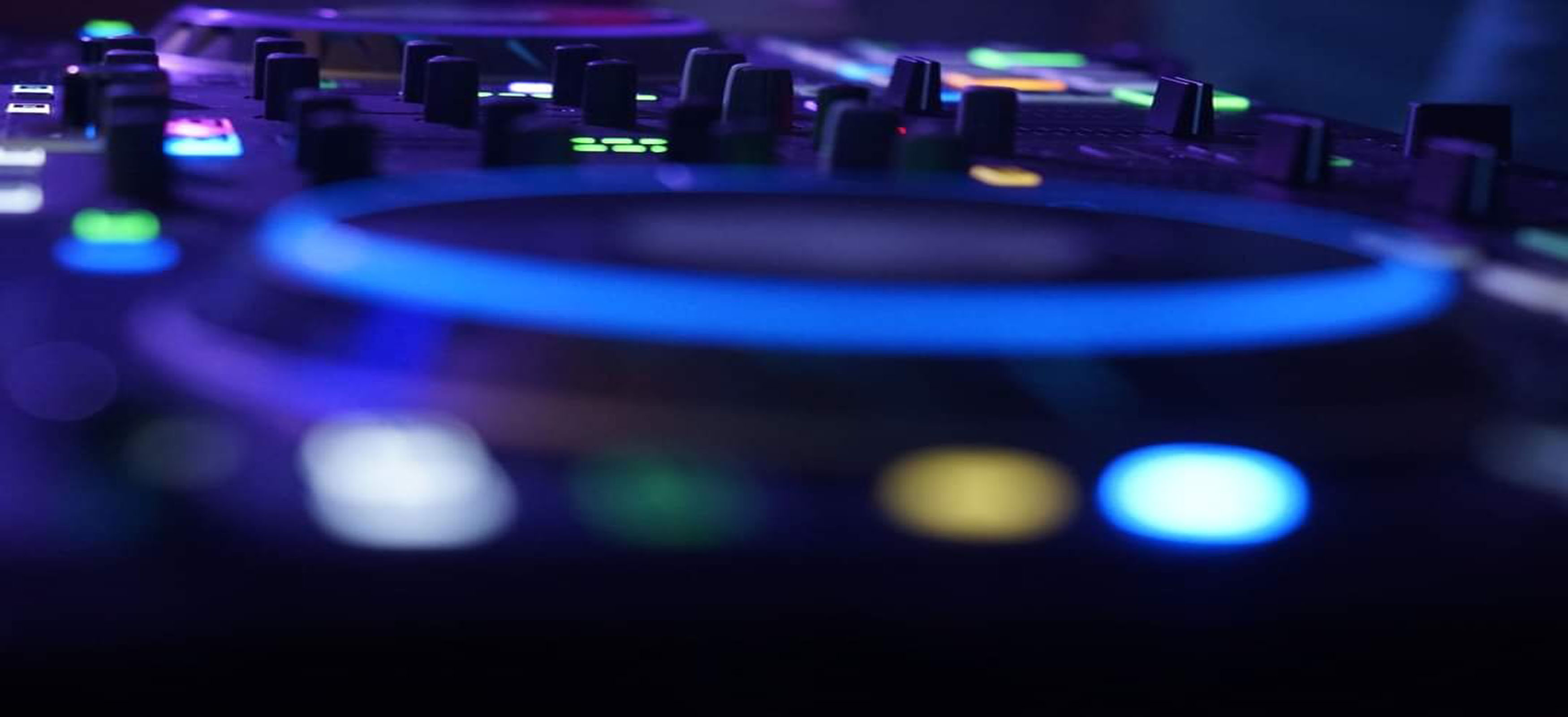 Professionelles DJ-Equipment im Einsatz