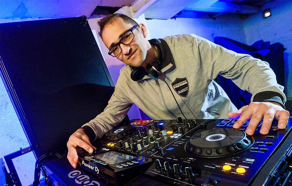 DJ Ollerganove bei einer ausgelassenen Party